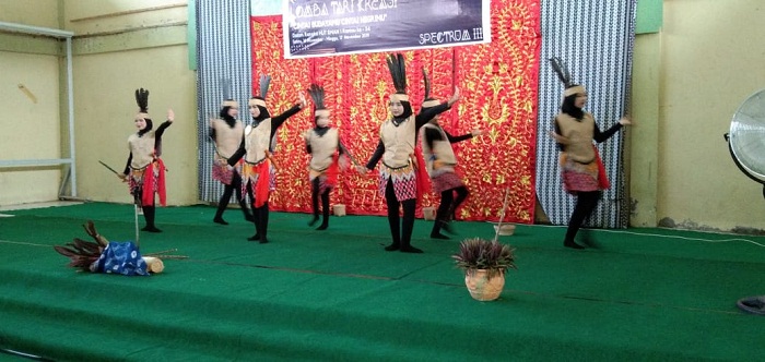 penampilan-siswa-smpn-2-rantau-lomba-menari-tradisional-di-sman-1-rantau.jpg