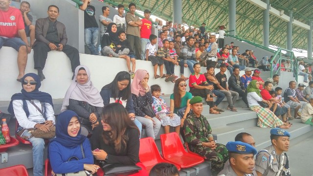 Dari Perempuan Cantik sampai John Tralala Hadir Dukung Martapura FC - pendukung-mfc_20160604_164935.jpg