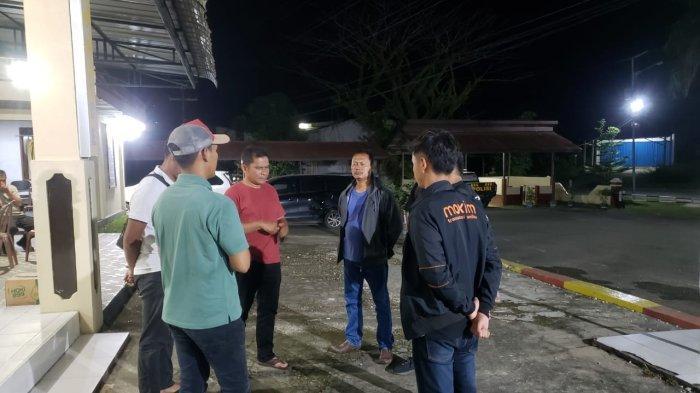 pengarahan-sebelum-pelaksanaan-razia-di-depan-Mapolsek-Sekayam.jpg