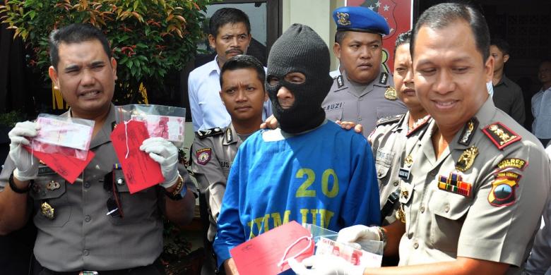 Pria Gaek Bercucu 6 Ini Dibekuk di Kafe Kantongi Gepokan Uang Palsu Senilai Rp 30 Juta