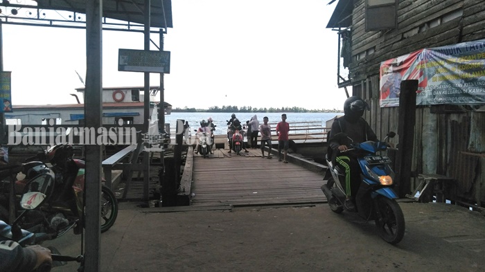 pengendara-baru-keluar-dari-feri-di-dermaga-banjar-raya-kota-banjarmasin-jumat-852020.jpg