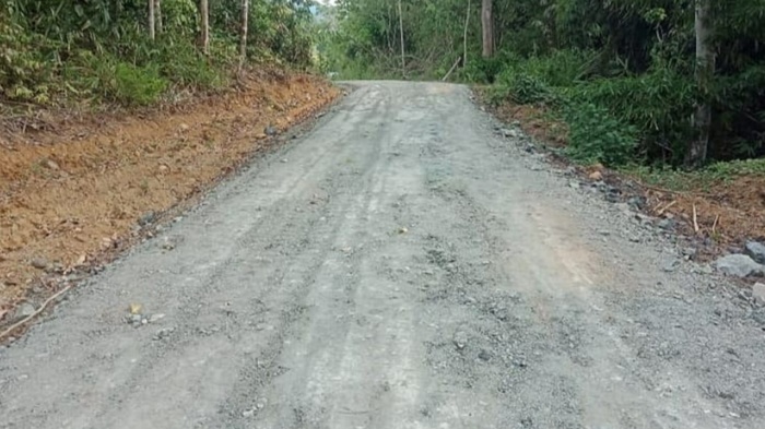 pengerasan-jalan-menuju-destinasi-wisata-air-terjun-mandin-mangapan.jpg