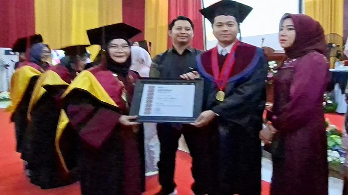 penghargaan-kepada-wisudawan-terbaik.jpg