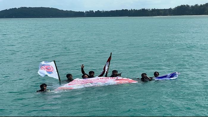 pengibaran-bendera-di-laut-dari-Tim-selam-MDC-ULM.jpg