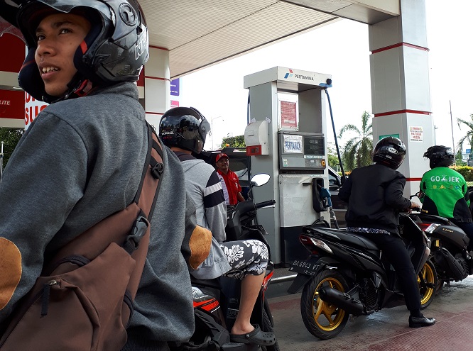 pengisian-bbm-di-salah-satu-spbu-pertamina_20180817_113309.jpg