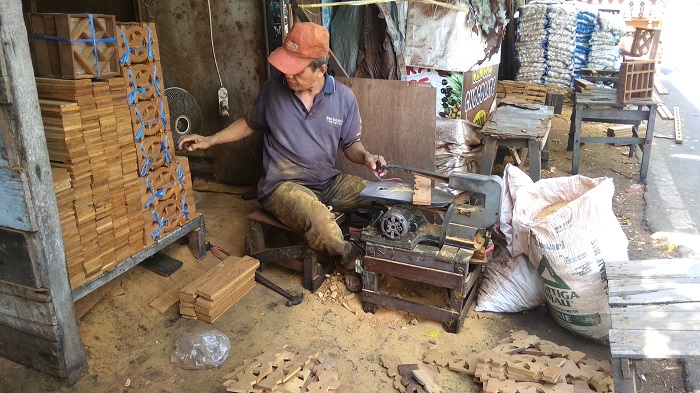 pengrajin-kisi-kisi-kayu-ulin-di-banjarmasin.jpg