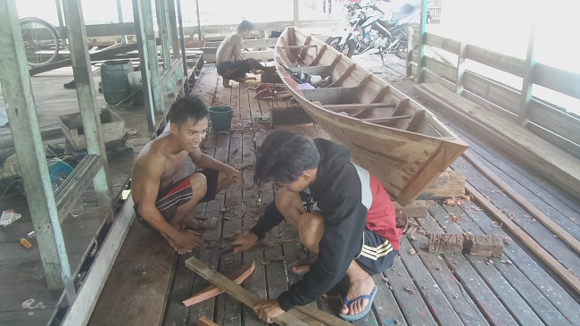 pengrajin-pembuat-perahu-kayu-di-palangkaraya_20170715_080243.jpg