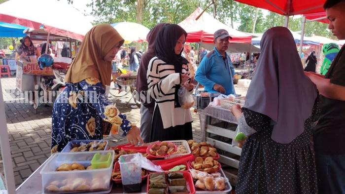 pengunjung-RTH-Kijang-Mas-Permai-Pelaihari-belanja-kue-basah.jpg