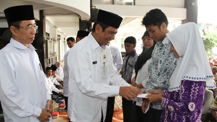 penjabat-wali-kota-banjarmasin-hm-thamrin-menyerahkan-zakat-untuk-guru-paud_20160211_142457.jpg