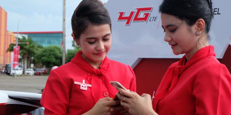 penjaga-stan-smartphone-4g-telkomsel_20170508_163320.jpg