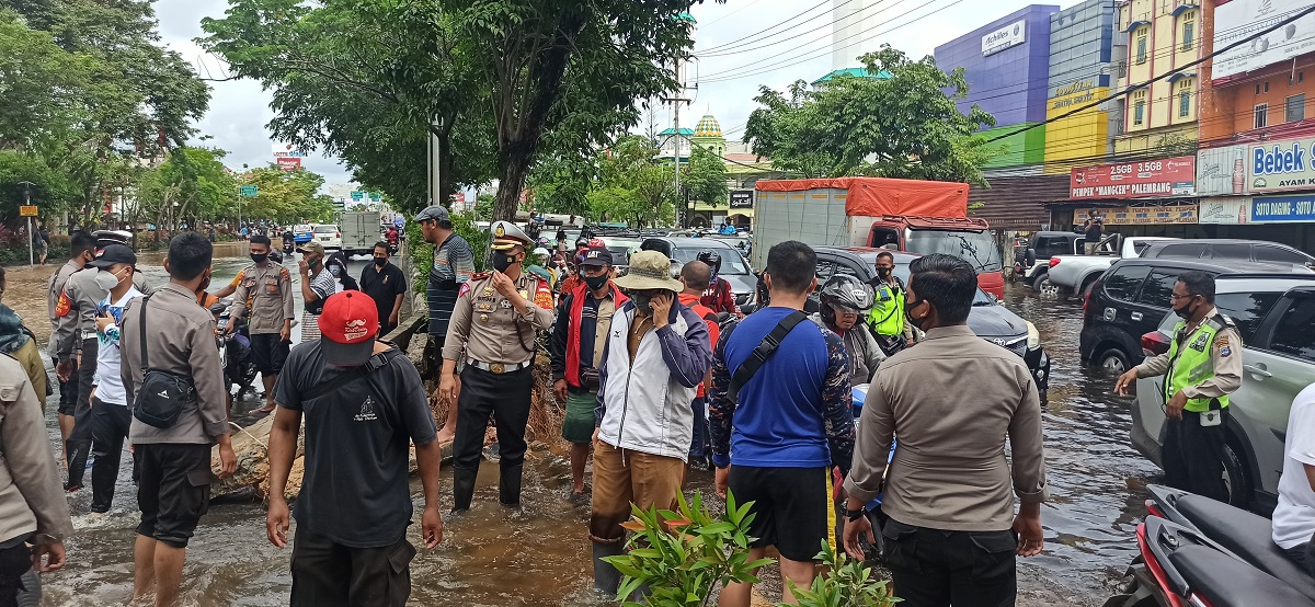 Median Jalan di A Yani Km 4.5 Banjarmasin Dijebol, Atasi Kemacetan akibat Banjir