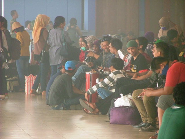 penumpang-pesawat-bandara-tjilik-riwut-batal_20150925_220034.jpg