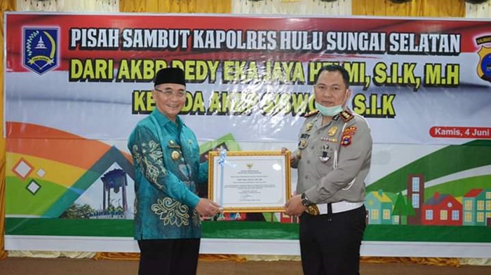 penyerahan-piagam-dari-bupati-hss-h-achmad-fikry-kepada-akbp-dedy-eka-jaya-helmi.jpg