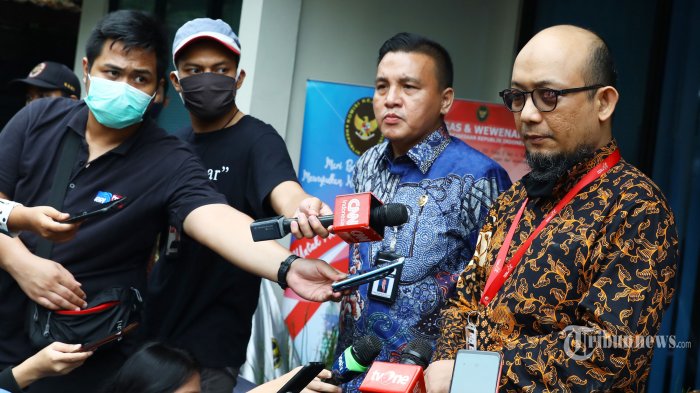 penyidik-kpk-novel-baswedan-kanan-didampingi-ketua-komisi-kejaksaan-barita-simanjuntak.jpg