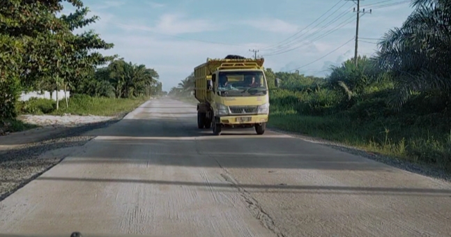 Jalan Angkutan Sawit Kotim Rusak, Perbaikan Terhenti Anggaran Dialihkan ke Covid-19