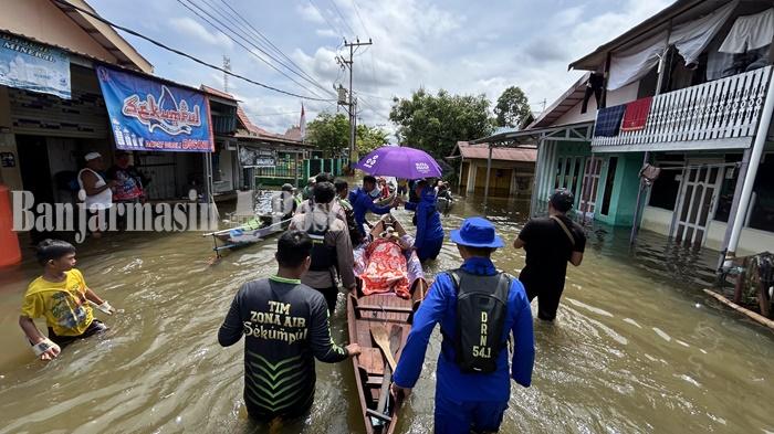 Sakit Asam Lambung, Perempuan Paruh Baya Asal Sungai Tabuk Keramat Banjar Dievakuasi Saat Banjir
