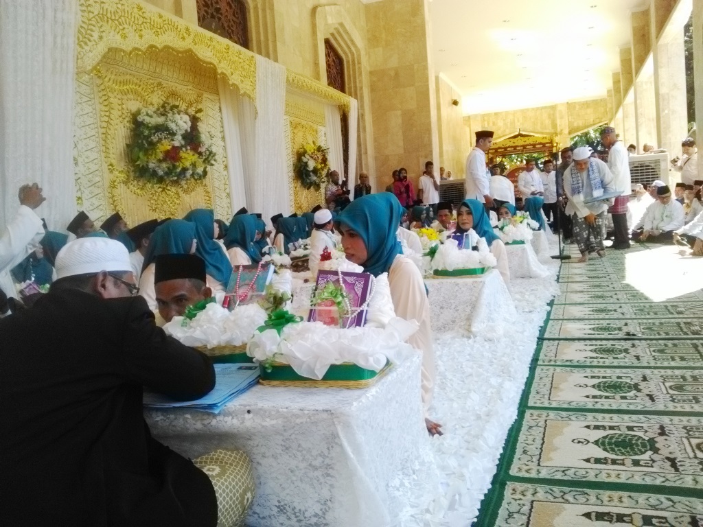 pernikahan-massal-yang-dilaksanakan-badan-amil-dan-zakat-nasional-baznas-kalsel.jpg