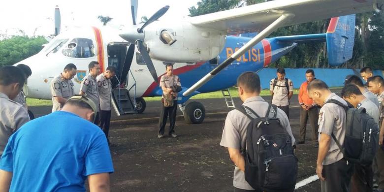personel-kepolisian-sebelum-naik-ke-pesawat-sky-truck_20161205_112350.jpg