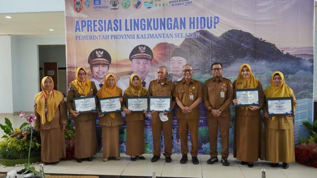 perwakilan-lima-sekolah-di-Bumi-Bersujud-menerima-penghargaan-Sekolah-Adiwiyata.jpg