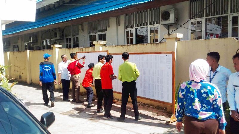 peserta-melihat-papan-pengumuman-seleksi-cpns_20170906_144236.jpg