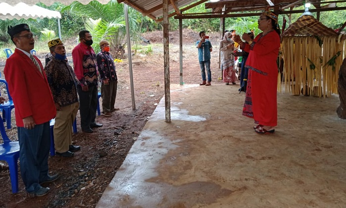 Staf Ahli Bupati Hadiri Pesta Budaya Adat Dayak di Gunung Sawaan Desa Gunung Besar