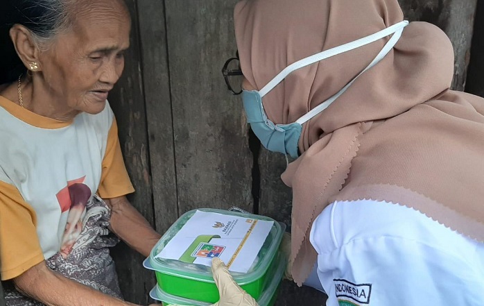 petugas-baznas-kalsel-serahkan-hidangan-berbuka-puasa.jpg