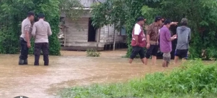 petugas-di-lokasi-banjir.jpg