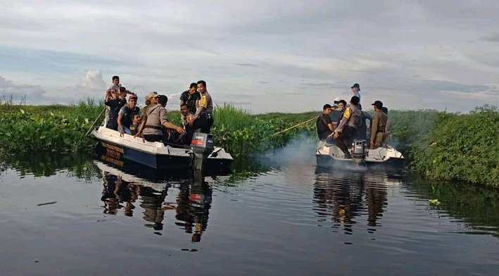 petugas-gabungan-melakukan-patroli-ilegal-fishing-di-danau-bangkau.jpg