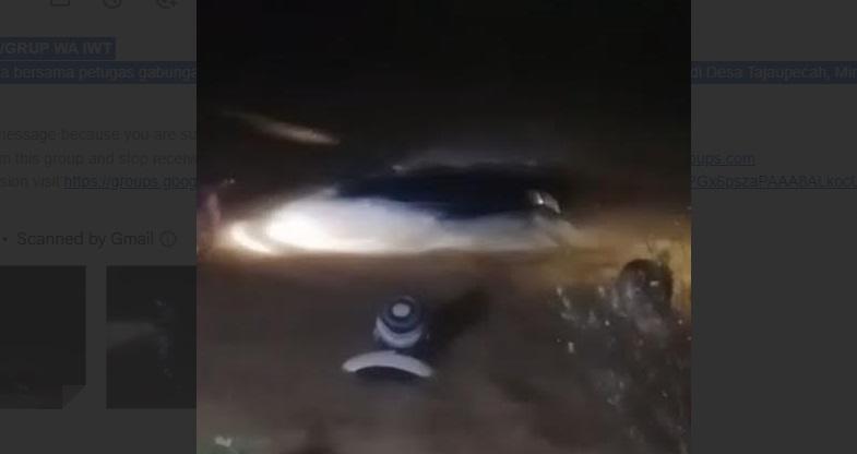 BREAKING NEWS- Mobil Tercebur dan Terserat Arus Sungai di Tajaupecah Tanahlaut, Evakuasi Dramatis