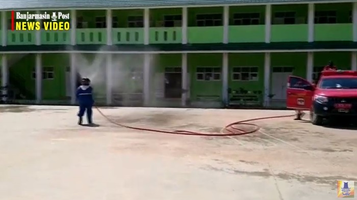 petugas-kph-tabalong-sedang-menyemprot-disinfektan.jpg