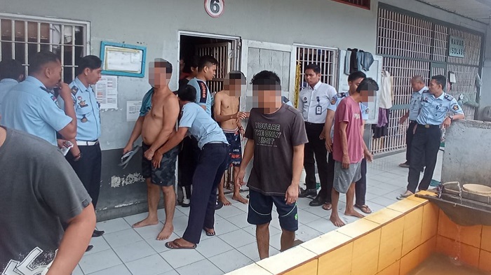 Gelar Razia Rutin, Petugas Lapas Amuntai HSU Periksa Kamar Hunian dan Warga Binaan