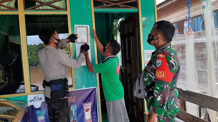 petugas-masang-maklumat-kapolri-di-rumah-salah-satu-warga-di-kota-palangkaraya-29122020.jpg