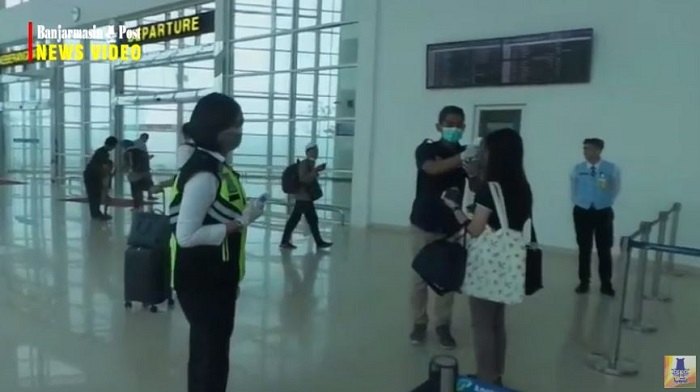 petugas-menggunakan-thermal-gun-mengukur-suhu-tubuh-penumpang-pesawat-di-bandara-syamsudin-noor.jpg