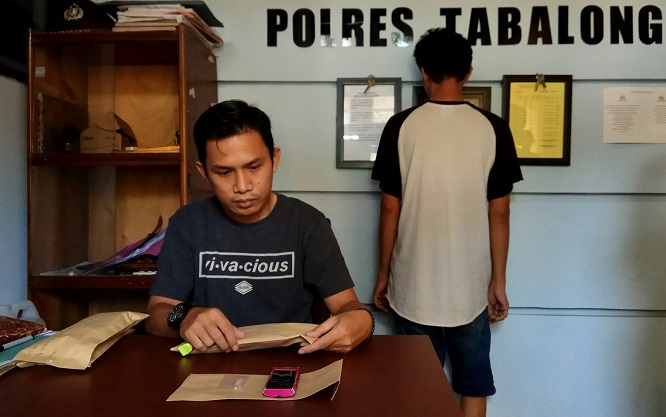 petugas-satnarkoba-duduk-memperlihatkan-barang-bukti_20180608_163128.jpg