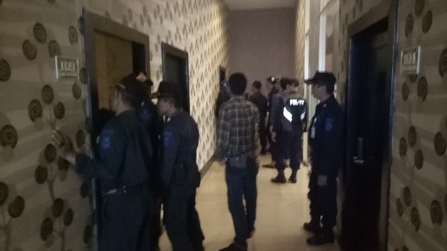 petugas-satpol-pp-mengetuk-sejumlah-pintu-kamar-hotel-familiabanjarmasin_20180202_090145.jpg