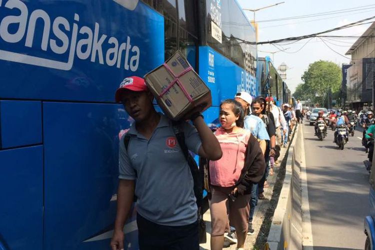 petugas-transjakarta-mogok-kerja_20170612_135928.jpg