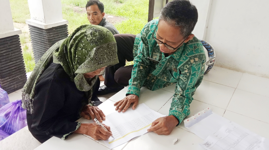 plt-lurah-panamas-ahmad-gazali-bersama-warga-panamas-yang-mendapatkan-bantuan-sembako.jpg