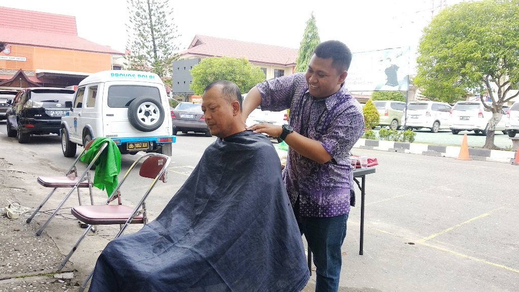 Sambut HUT ke-57 Kabupaten Tapin, Disnaker Gelar Cukur Rambut Gratis, Target 1.000 Orang
