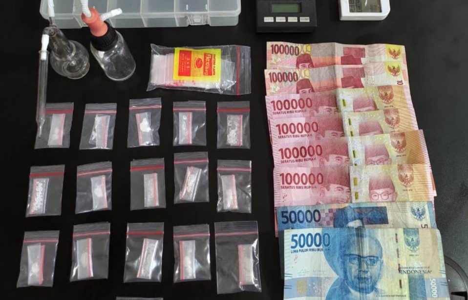 polisi-amankan-tiga-pelaku-pengedar-sabu-di-palangkaraya-dan-menyita-barang-bukti.jpg