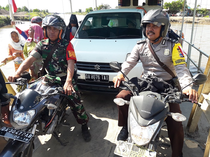 Aipda Hasan dan Sabirin Mengajak Warga Tegakkan Merah Putih di Perbatasan