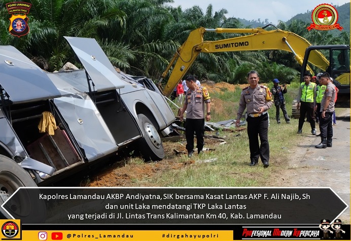 polisi-saat-melakukan-olah-tkp-di-lokasi-bus-yasoe-yang-terbalik-di-trans-lamandau.jpg