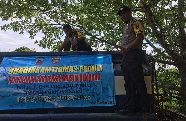polisi-salurkan-air-ke-masyarakat_20170916_194131.jpg