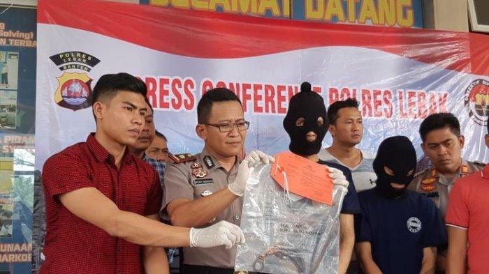 polres-lebak-saat-ekspose-kasus-pembunuhan-endang-hidayat.jpg