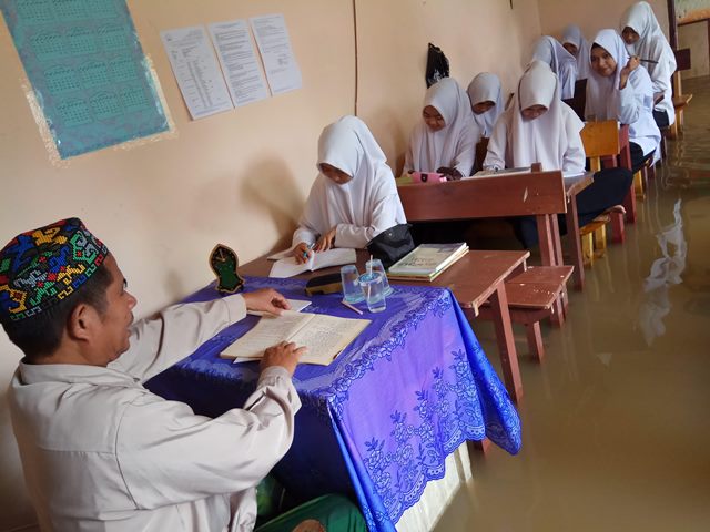ponpes-syech-arsyad-albanjari-banjir_20170308_123346.jpg