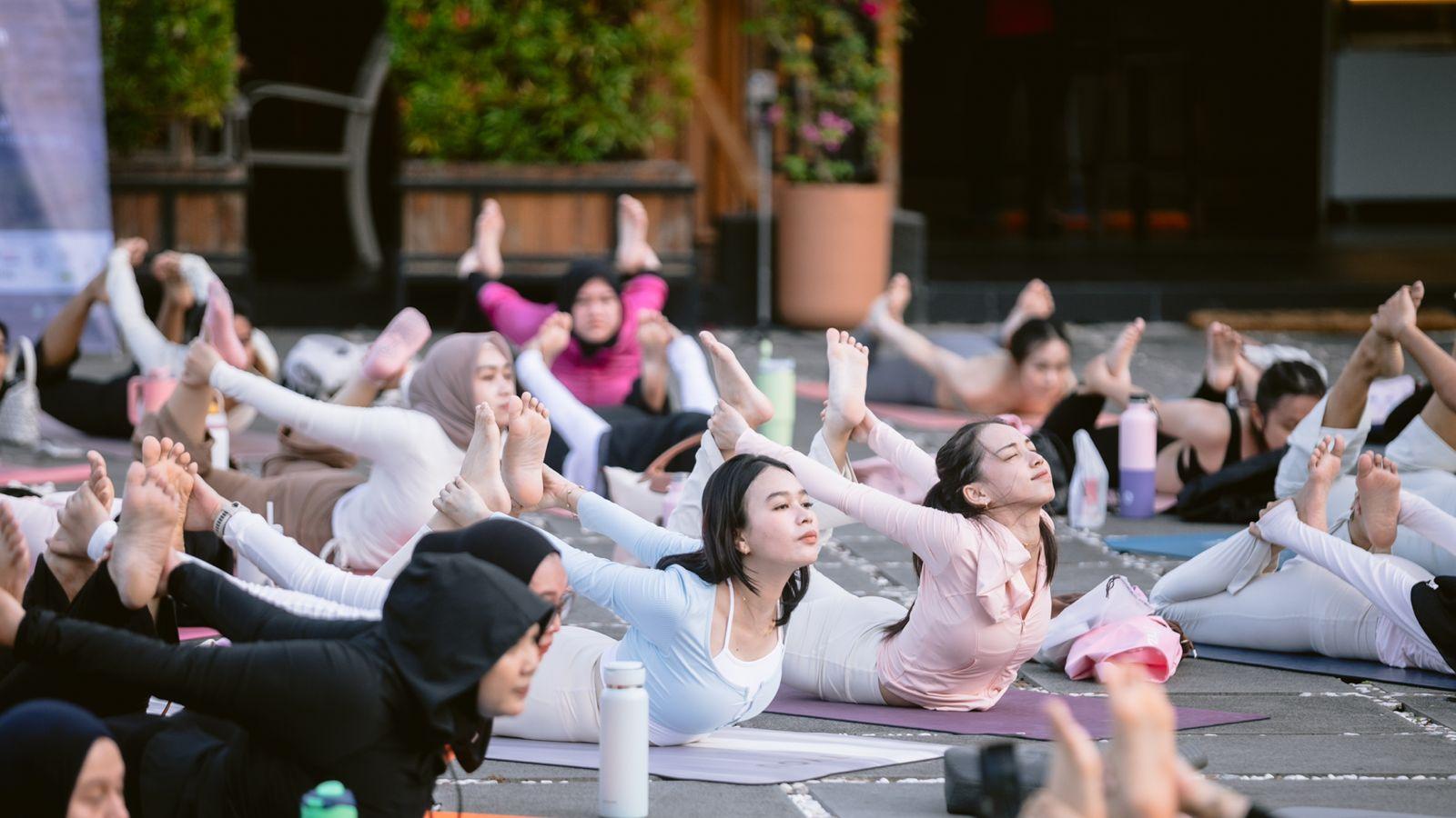 poolside-yoga-di-Swiss-Belhotel-Banjarmasin.jpg