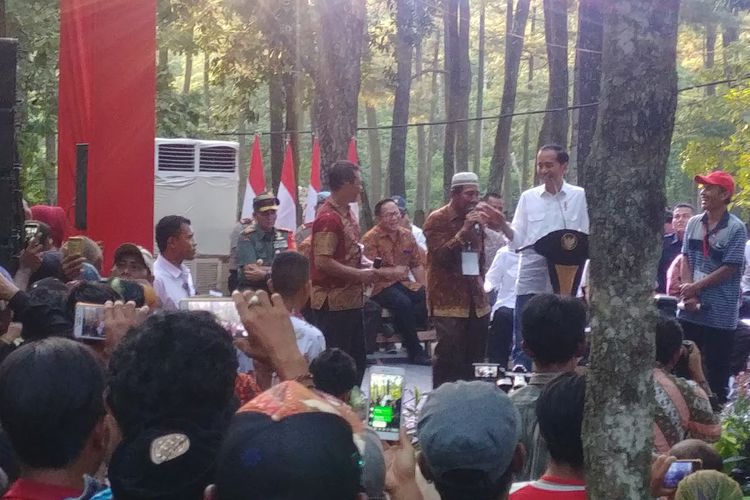 presiden-joko-widodo-menghadiri-acara-pembagian-surat-keputusan-perhutanan-sosial.jpg