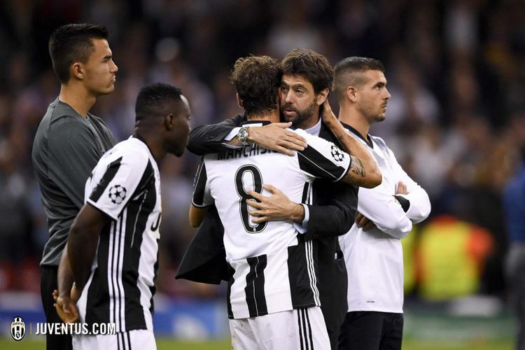 presiden-juventus-andrea-agnelli-memeluk-para-pemain-pasca-kekalahan-dari-real-madrid_20170605_080924.jpg
