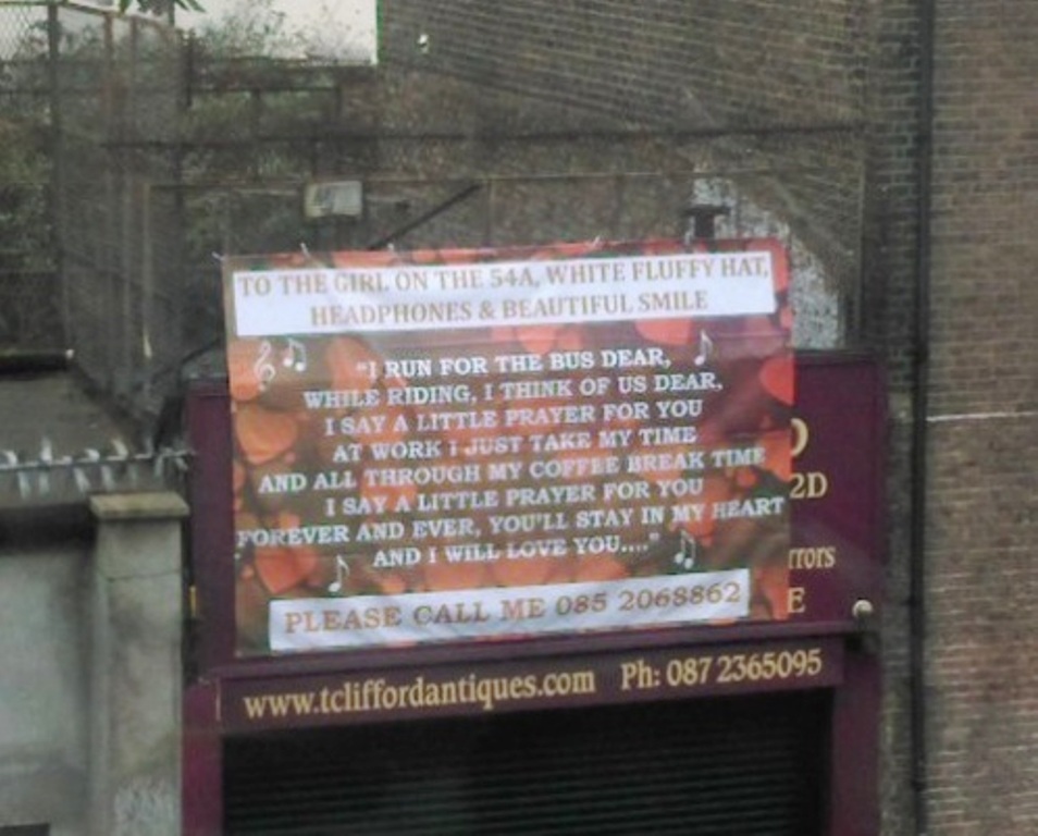 Pria Ini Mencari Gadis yang Ditemui di Bus 54A, Hingga Pasang Spanduk di Toko