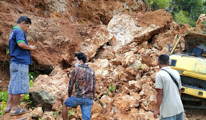 proses-evakuasi-korban-tertimbun-di-desa-batubini.jpg