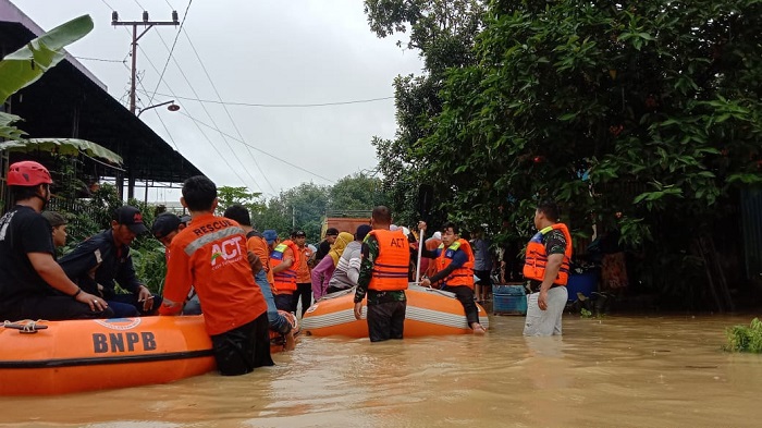 proses-evakuasi-warga-terdampak-banjir-di-kecamatan-juai.jpg